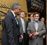 Alberto Durán, presidente de Fundación ONCE, recibiendo un galardón