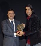 Jose Luis Martinez Donoso, director del Grupo Fundosa recibiendo un premio de manos de Rubén de la Red