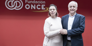 Imagen de los firmantes estrechándose las manos