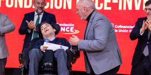 Foto de la entrega de beca al alumno de la UPN