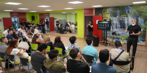 Jóvenes trabajando en grupos durante el congreso