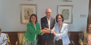 Foto de los firmantes estrechándose las manos