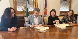 Foto del acto de firma del acuerdo
