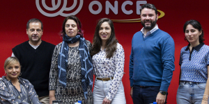 Foto de familia en el acto de firma del acuerdo