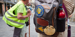 Foto de archivo de peregrinos con discapacidad