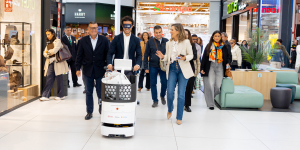 Foto del alcalde con el robot de asistencia