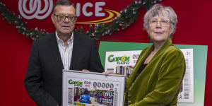 Foto de la entrega del cupón a ACNUR en la sede de Fundación ONCE
