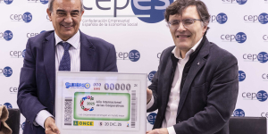 Foto de la entrega del cupón a Cepes