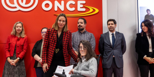 Foto de Alba Espino recogiendo su diploma | Foto Jorge Villa