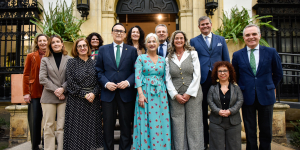 Foto de familia en el acto de presentación en Sevilla