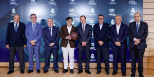 Foto de familia tras la firma del acuerdo