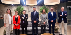 Foto de familia tras las firma del acuerdo