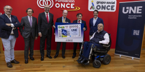 Foto de familia del acto de entrega en Fundación ONCE