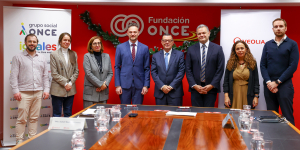 Foto de familia tras la firma del acuerdo