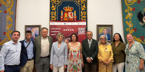Foto de familia tras la firma del acuerdo en Talavera de la Reina