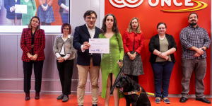 Foto de la entrega de becas a una estudiante de Galicia