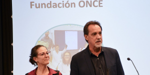 Foto de la entrega del premio a Fundación ONCE