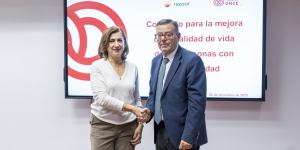 Imagen de los firmantes estrechándose la mano