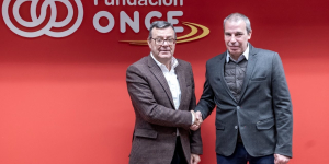 Foto de los firmantes estrechándose las manos