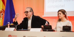 Foto de la intervención de Joan Subirats con la periodista Ana Gómez