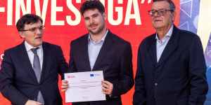 Foto del alumno becado mostrando el diploma