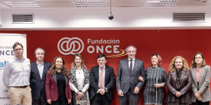 Foto de familia en el acto de firma del acuerdo