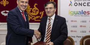 Foto de saludo tras la firma del convenio