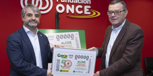 Foto de la entrega del cupón en la sede de Fundación ONCE