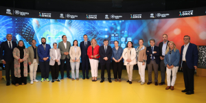 Foto de familia de la visita a Por Talento Digital