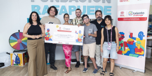Foto de la entrega del cheque X Talento Challenge