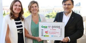 Foto del acto de entrega del cupón de la ONCE