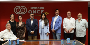 Foto familia tras la firma en Fundación ONCE