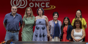 Foto de familia en la sede de Fundación ONCE