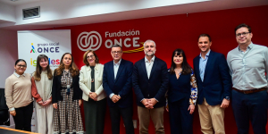 Foto de familia del acuerdo firmado en Fundación ONCE