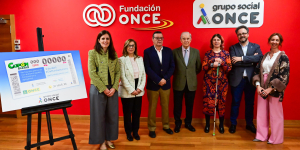 Foto del acto de entrega del cupón de la ONCE en la sede de Fundación ONCE