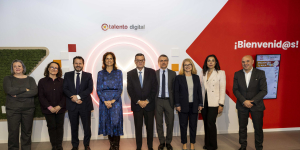 Foto de familia de la visita a Por Talento Digital