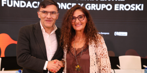 Foto firma del acuerdo con Eroski