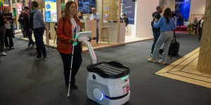 Foto del robot de asistencia guiando a una persona ciega en Fira de Barcelona