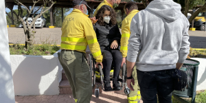 Foto de evacuación a una personas en silla de ruedas