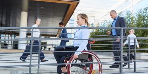 Foto de una mujer en silla de ruedas en una rampa