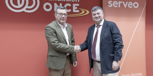 Foto de los dos firmantes estrechándose las manos