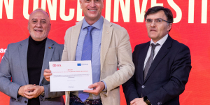 Foto de la entrega del diploma en Fundación ONCE