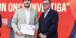 Foto de la entrega de la beca en la sede de Fundación ONCE