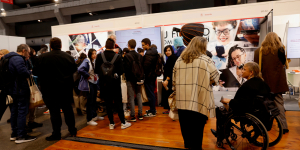 Imagen de personas en la feria