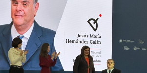 Foto de Jesús Hernández recogiendo el premio