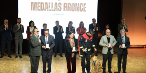 A la derecha, en primera fila, Miguel Carballeda y Jose Luis Martinez Donoso tras recoger la medalla