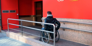 Foto de la entrada a la sede de Fundación ONCE
