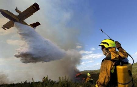 Foto de un hidroavión extinguiendo un incendio
