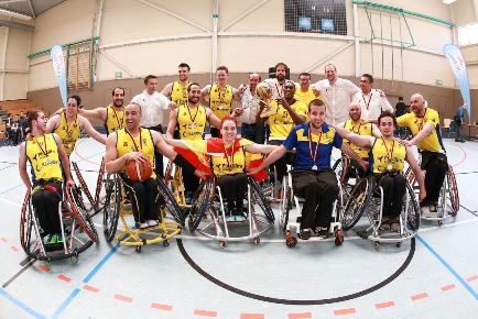 Foto del CD ILUNION levantando la Copa de Europa en 2016