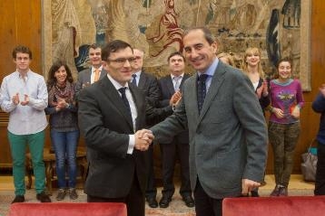 Foto del saludo tras la firma del convenio